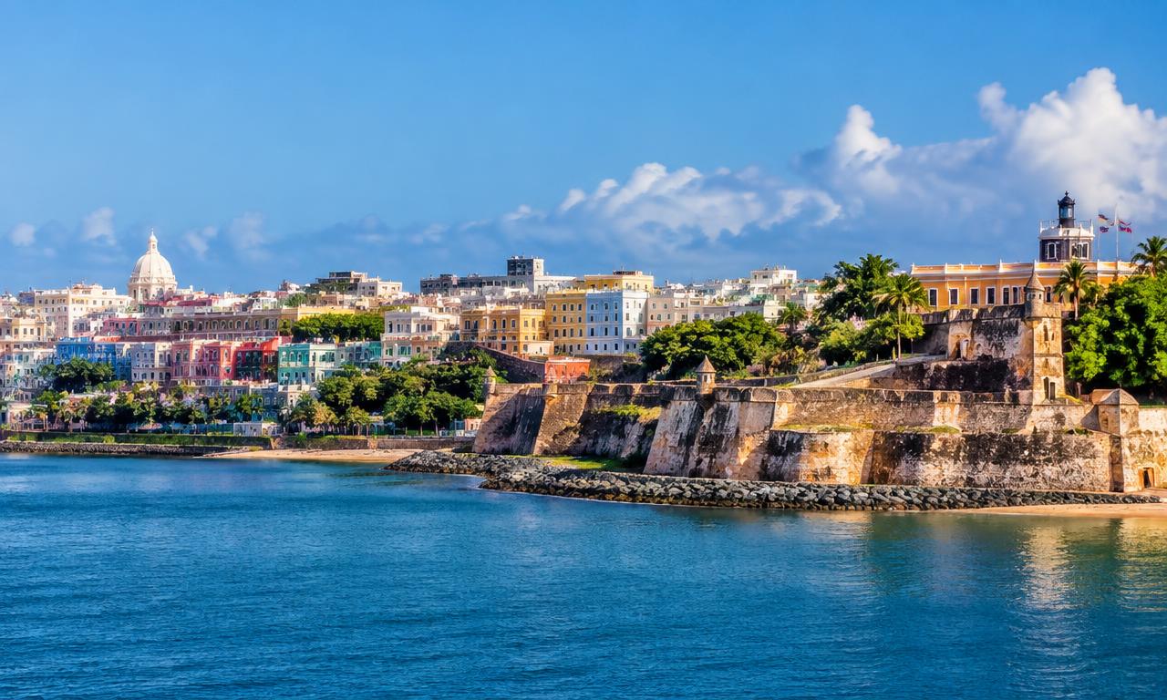 Vista ilustrativa del Viejo San Juan, Puerto Rico, generada con IA